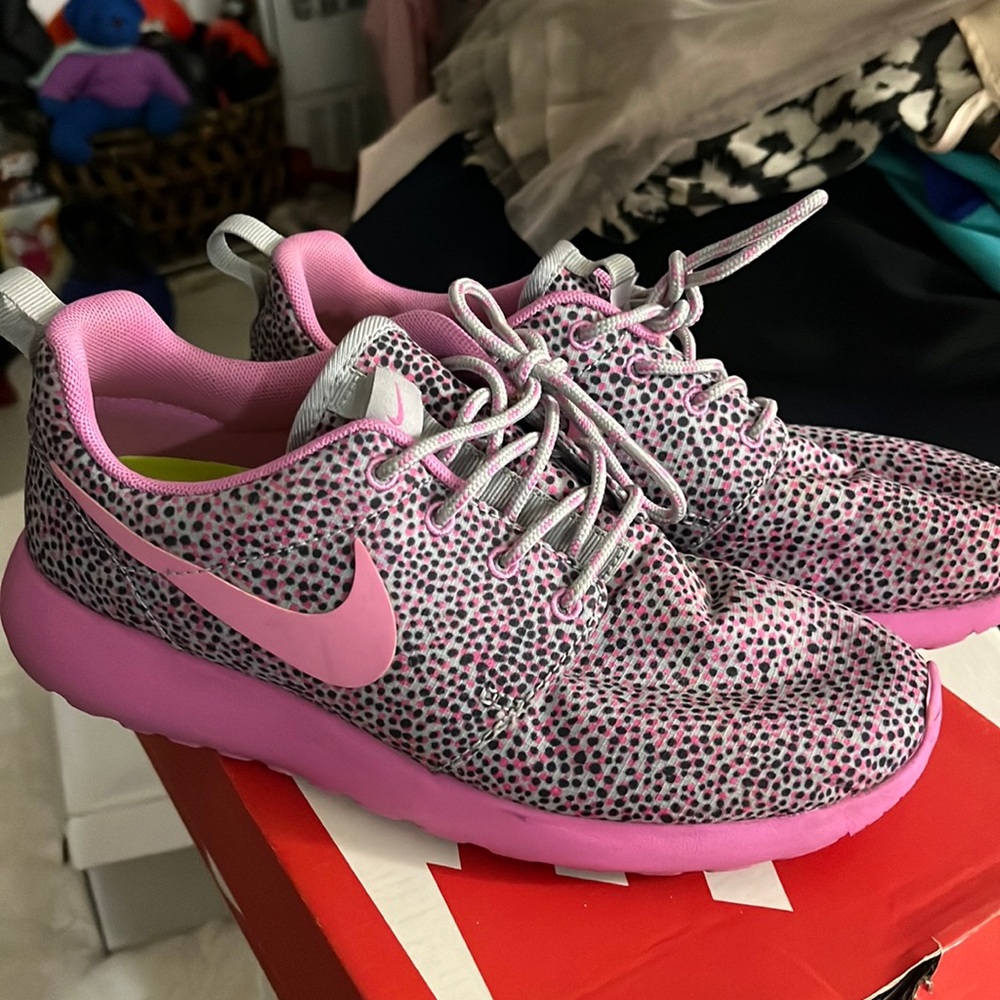 Nike woman’s running sneaker material